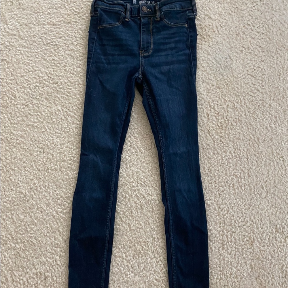 I’m selling cute Hollister jeans!!